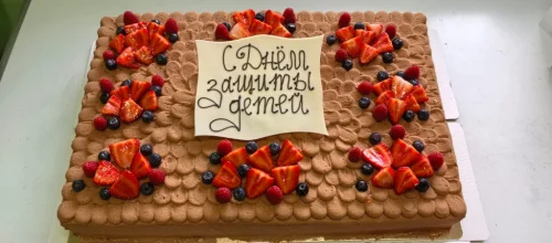 Торт клубника-шоколад с ягодами и шоколадной открыткой “С Днём защиты детей” - Детские торты на заказ в интернет-магазине «19 Тортов»